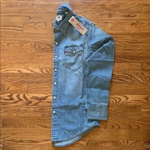 Levi’s NWT Men’s Denim Pearl snap shirt